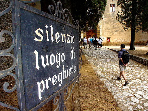 The entrance gate to the Lecceto monastery, requesting silence