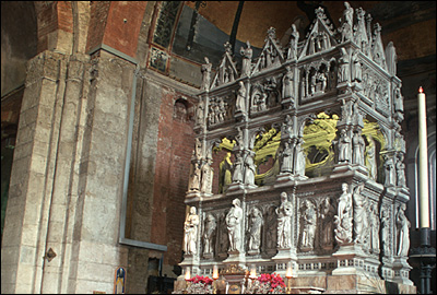 The "Arca" (tomb) of St Augustine in the Pavia church