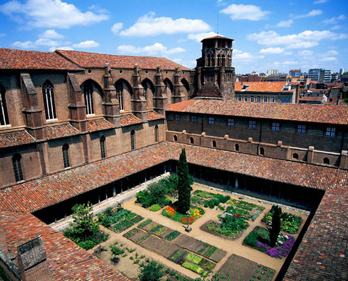 The cloister, a haven of peace, has its garden restored in 1995. 
