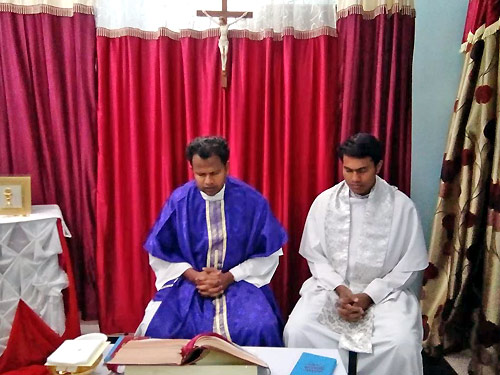 Augustinians offer the Eucharist visiting a small village in central India