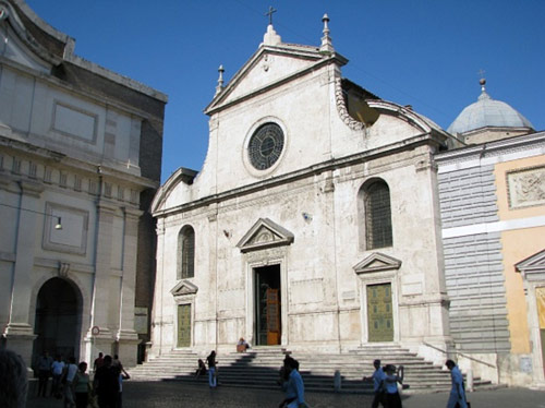 S. Maria del Popolo next to the Roman Wall (on left edge of picture)